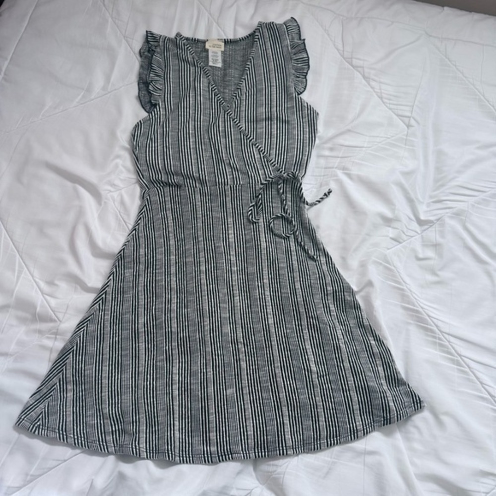 CAUTION TO THE WIND Dress with Ruffle Sleeves size Small